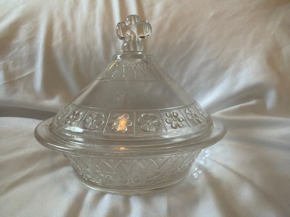 Vintage Clear Pressed Glass Covered Candy Dish Bonbon Bowl Clover Finial Lid